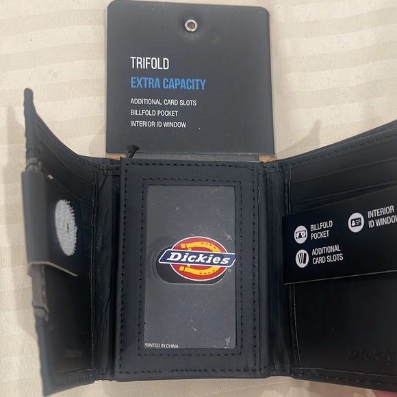 ❤️NEW!!!❤️ Dickies Trifold Extra Capacity ADDITIONAL CARD SLOTS
BILLFOLD POCKET - Picture 7 of 8